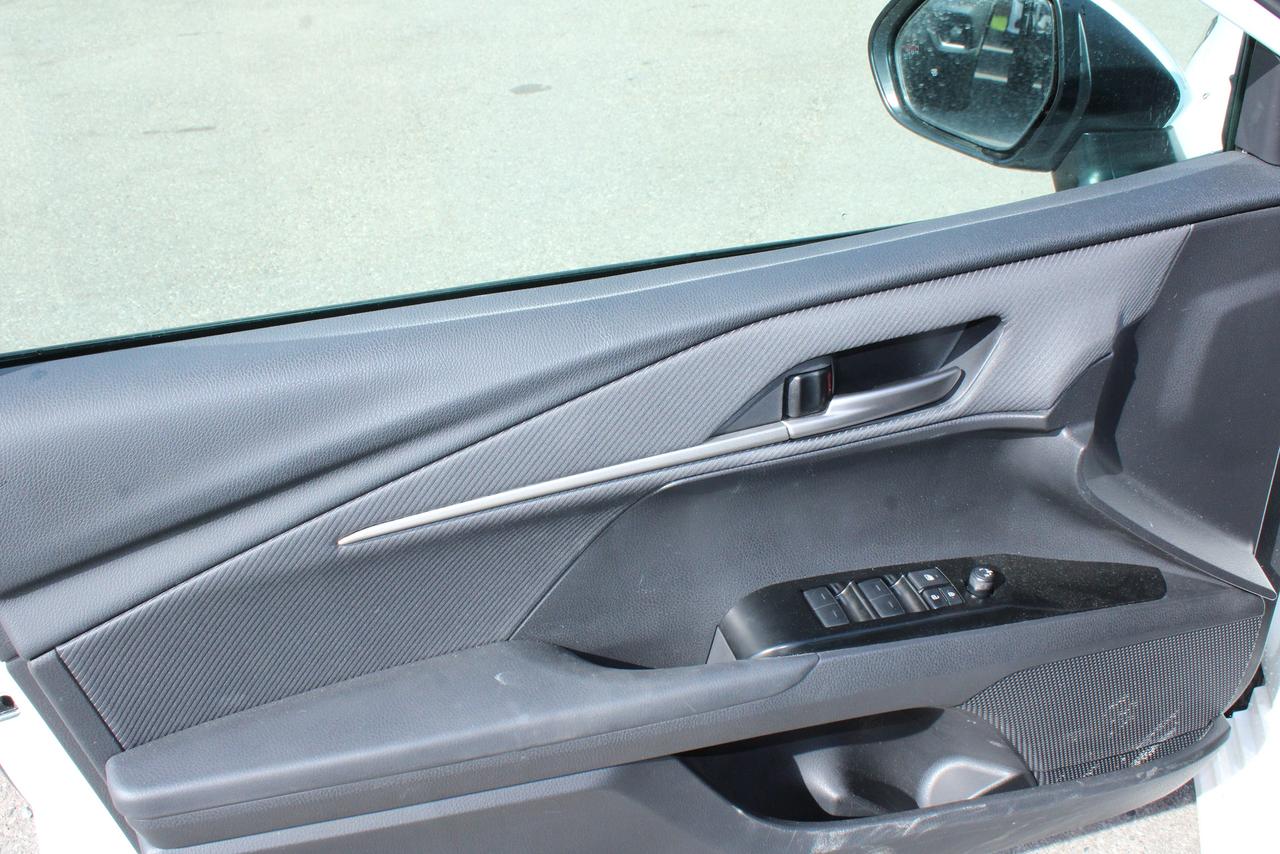 2025 Toyota Camry SE Hybris Photo