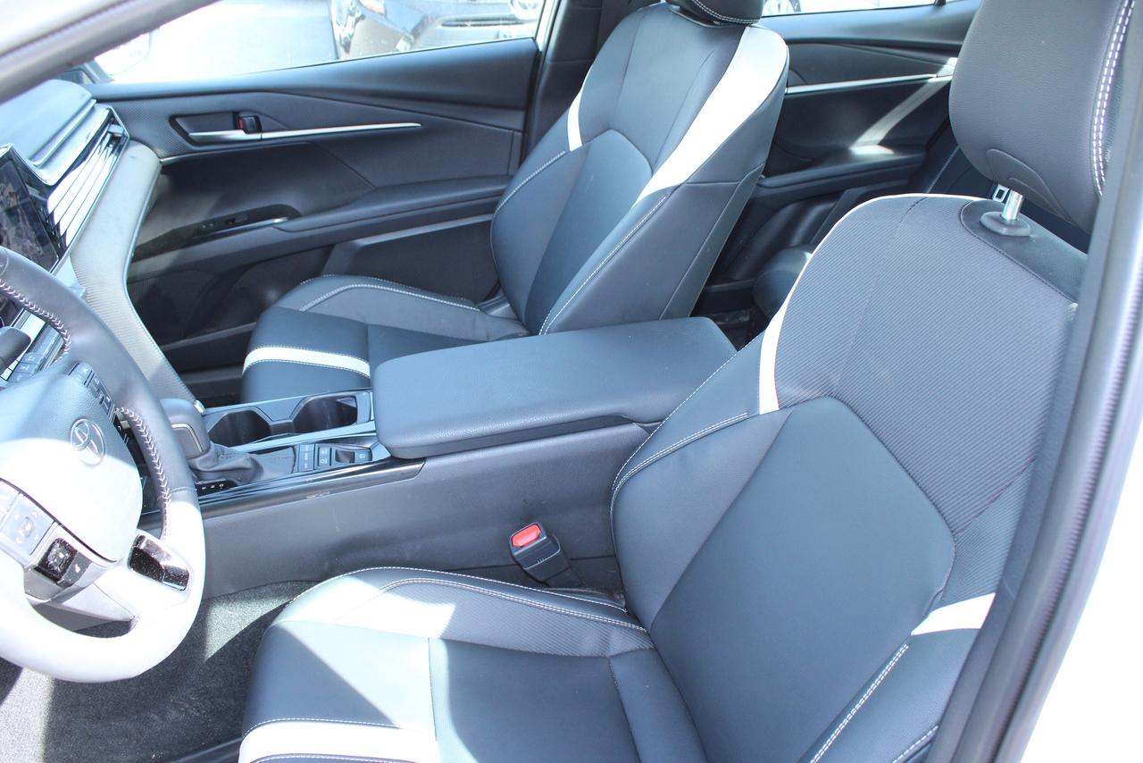 2025 Toyota Camry SE Hybris Photo