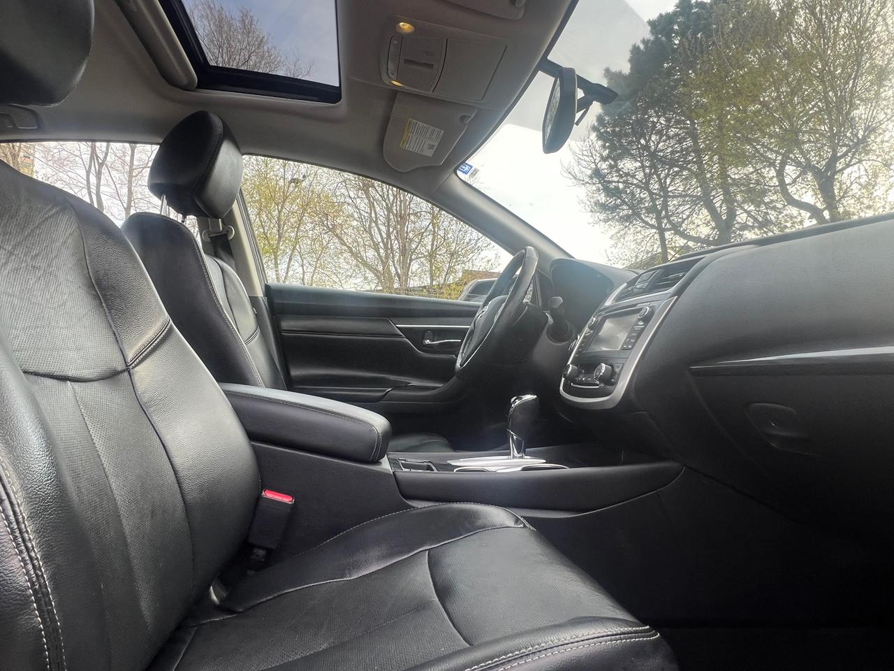 2016 Nissan Altima LEATHER-BACK CAM- NAV-SUNROOF & MORE! Photo