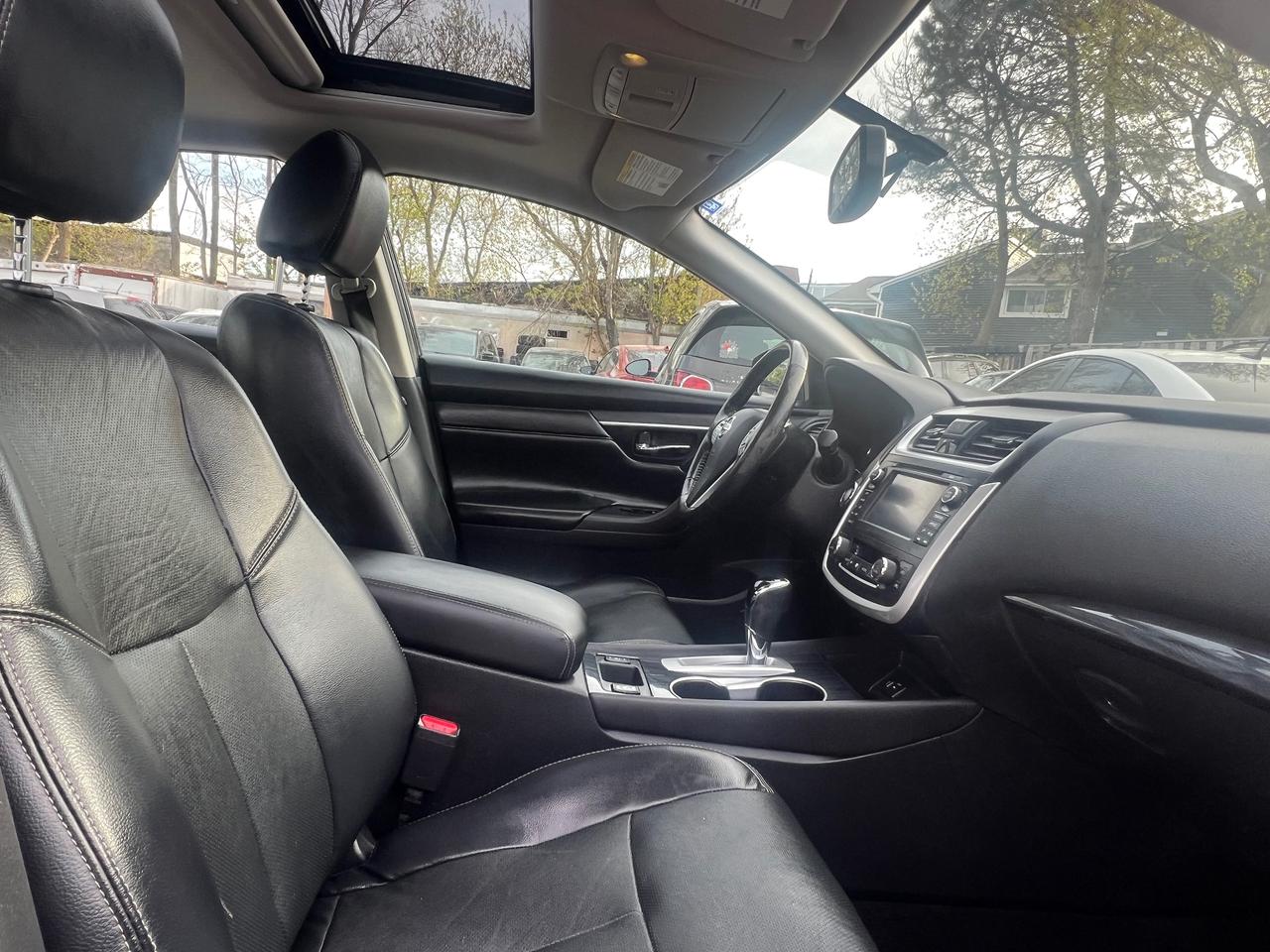 2016 Nissan Altima LEATHER-BACK CAM- NAV-SUNROOF & MORE! Photo