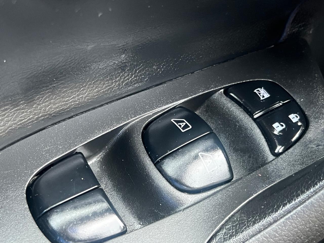 2016 Nissan Altima LEATHER-BACK CAM- NAV-SUNROOF & MORE! Photo