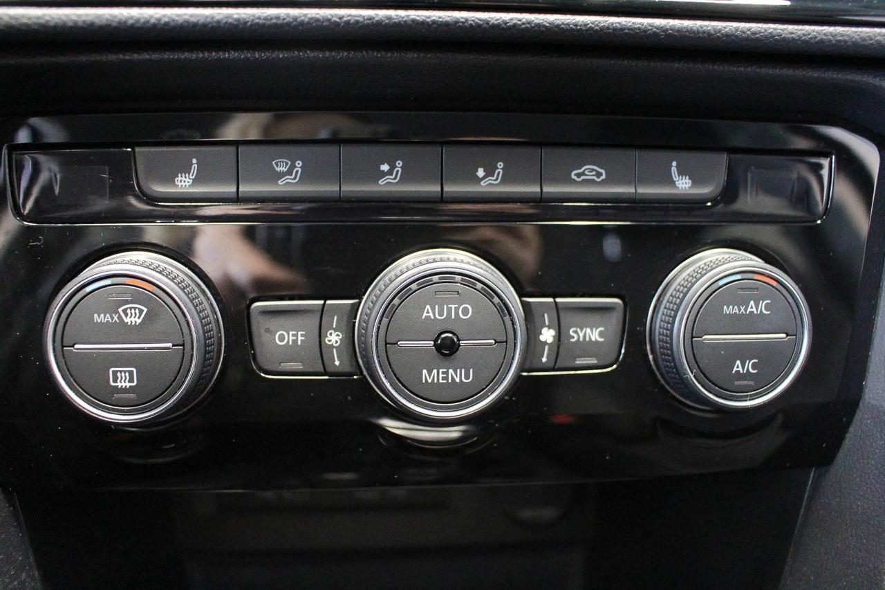 2023 Volkswagen Taos Comfortline AWD - HEATED SEATS - APPLE CARPLAY AND ANDROID AUTO Photo