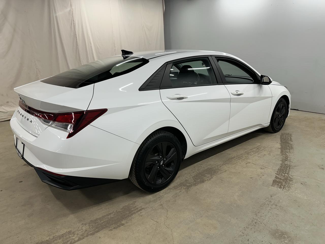 2021 Hyundai Elantra Preferred IVT Photo7