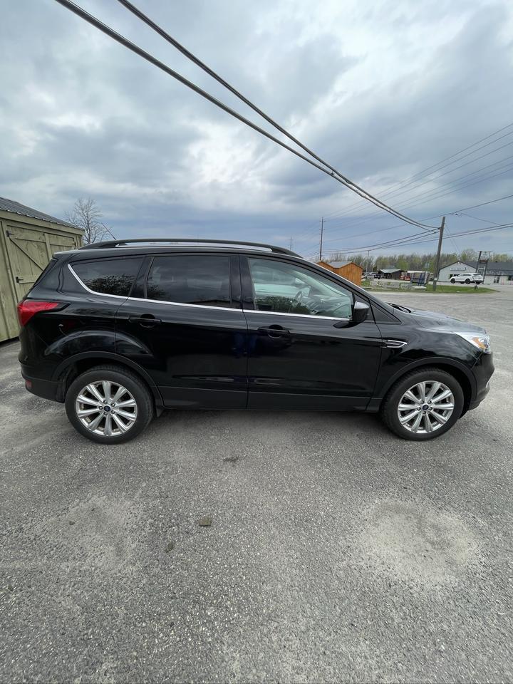 2019 Ford Escape SEL Photo3