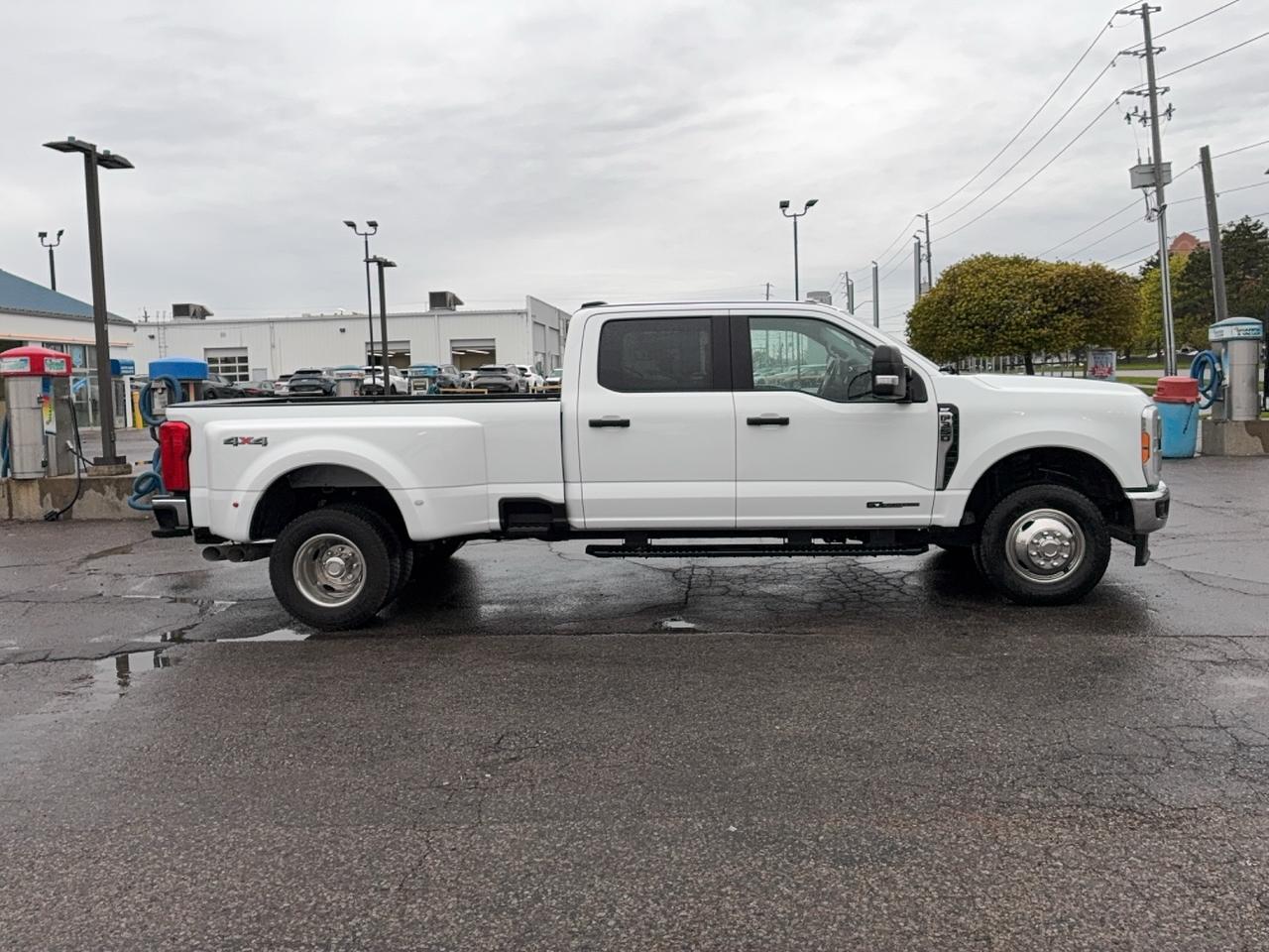 2023 Ford SUPER DUTY F-350 DRW XLT 4WD CrewCab 6.7L8cylTurboDiesel 8' Box Photo3