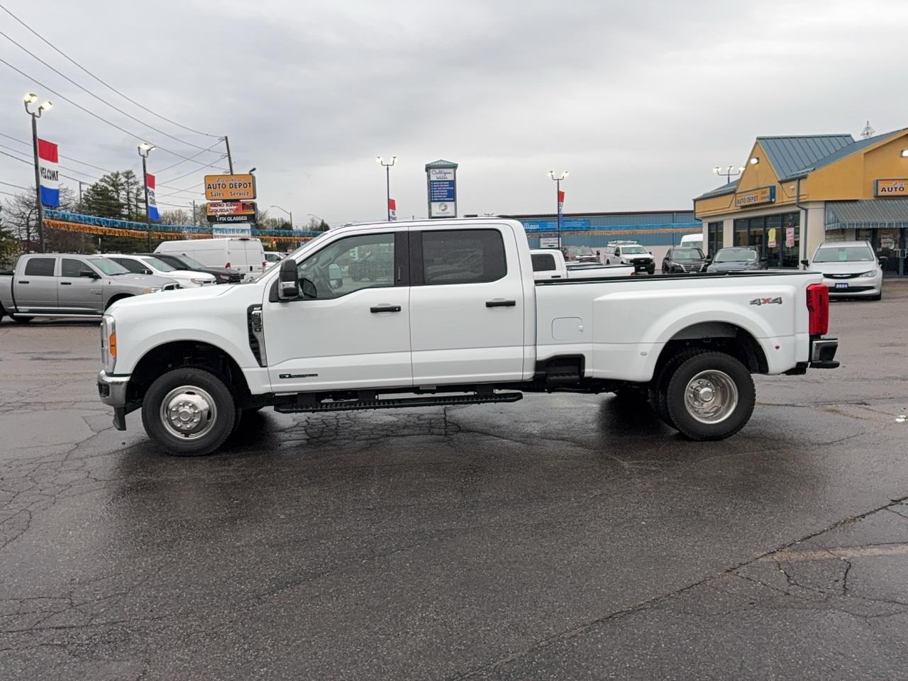 2023 Ford SUPER DUTY F-350 DRW XLT 4WD CrewCab 6.7L8cylTurboDiesel 8' Box Photo4