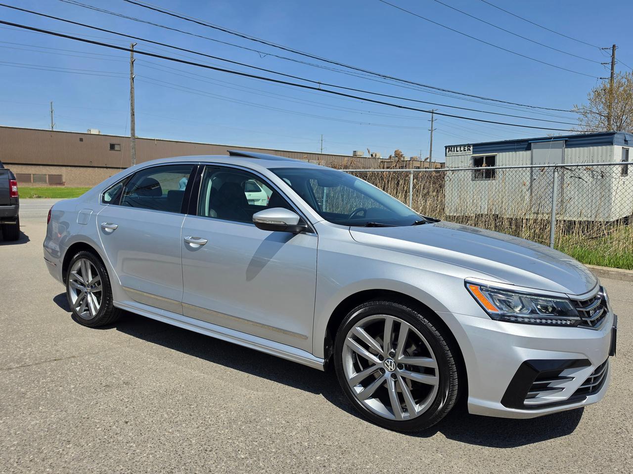 2016 Volkswagen Passat Comfortline R-Line | LOW KMS Photo2