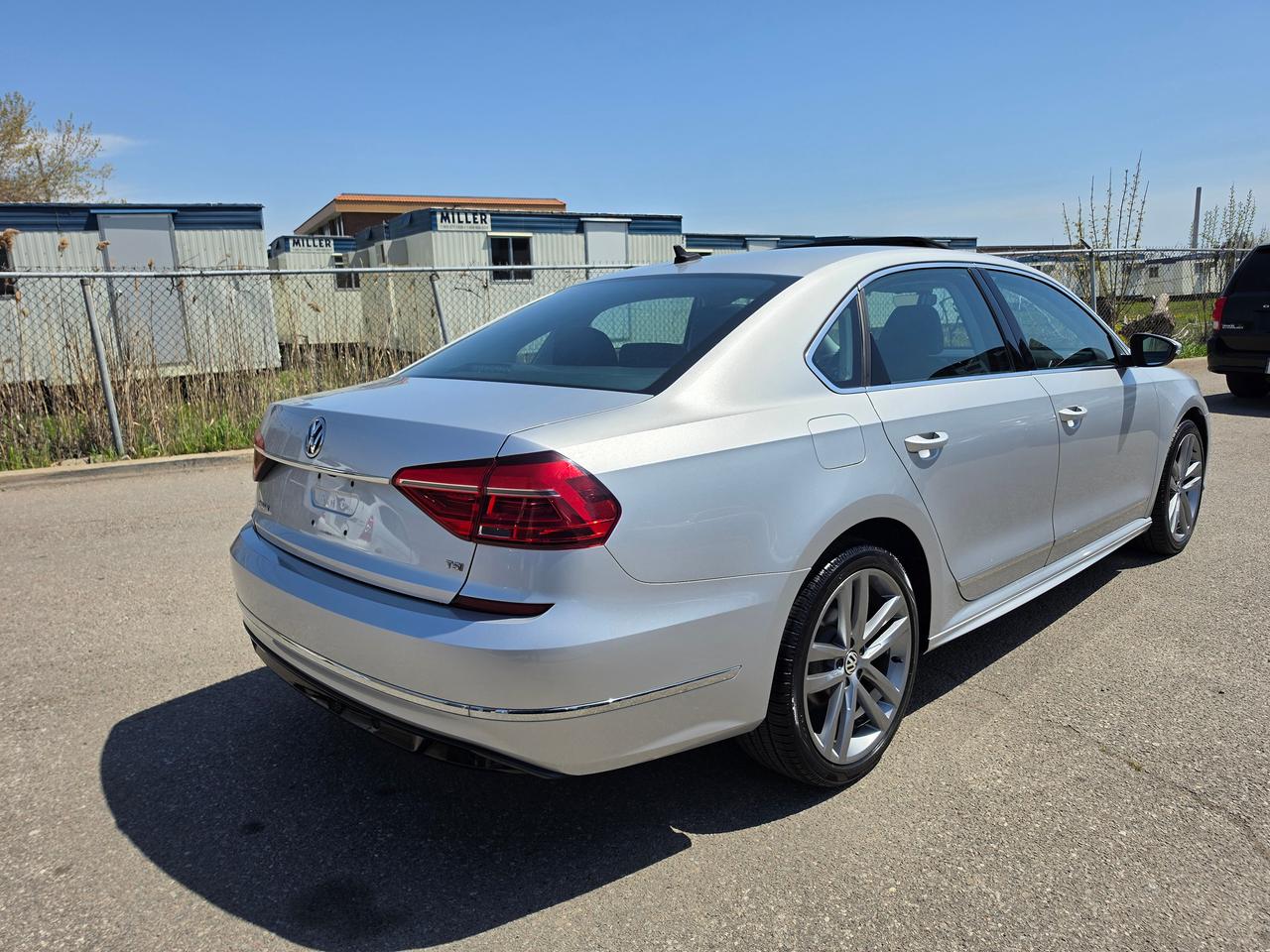2016 Volkswagen Passat Comfortline R-Line | LOW KMS Photo4