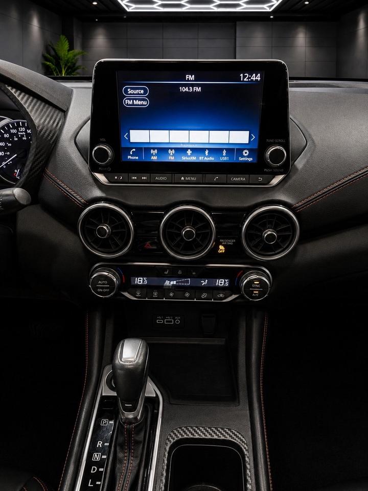 2021 Nissan Sentra SR CVT Photo