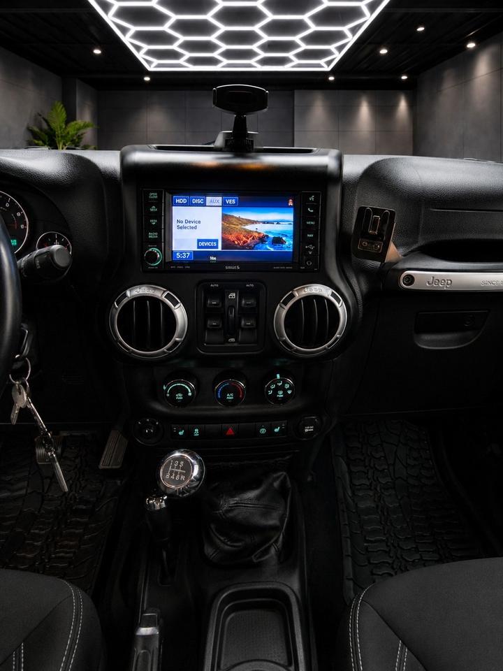 2015 Jeep Wrangler Unlimited 4WD 4dr Rubicon Photo