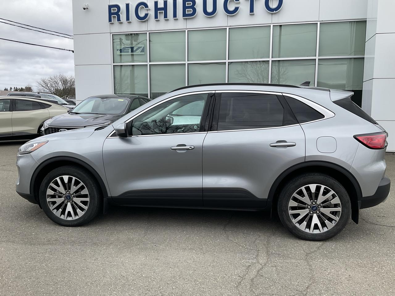 2022 Ford Escape Titanium Photo3