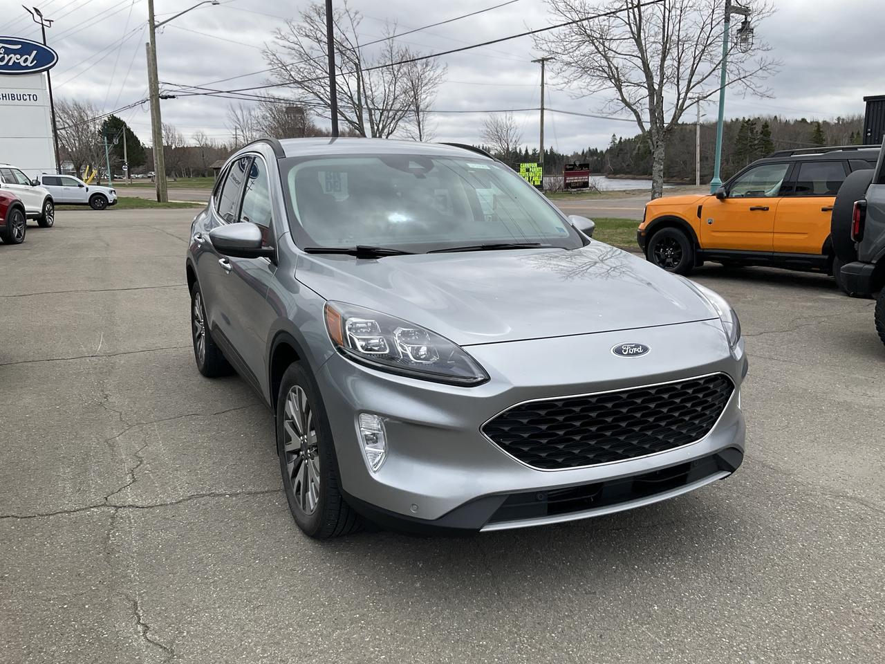 2022 Ford Escape Titanium Photo2
