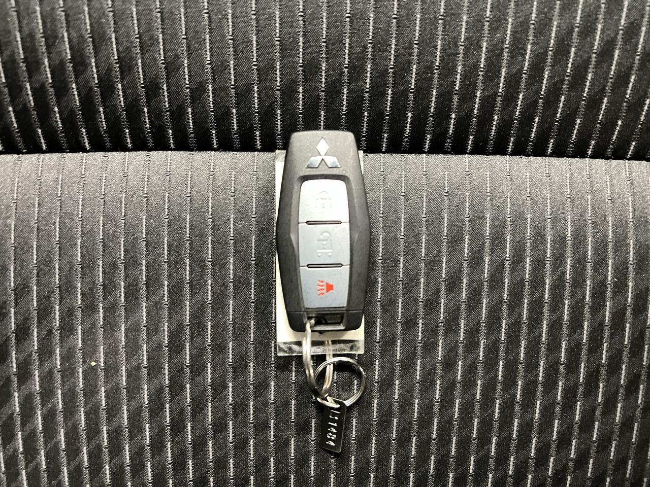 2025 Mitsubishi Outlander AWD | 7-PASS | HTD SEATS | CARPLAY | BLIND SPOT Photo
