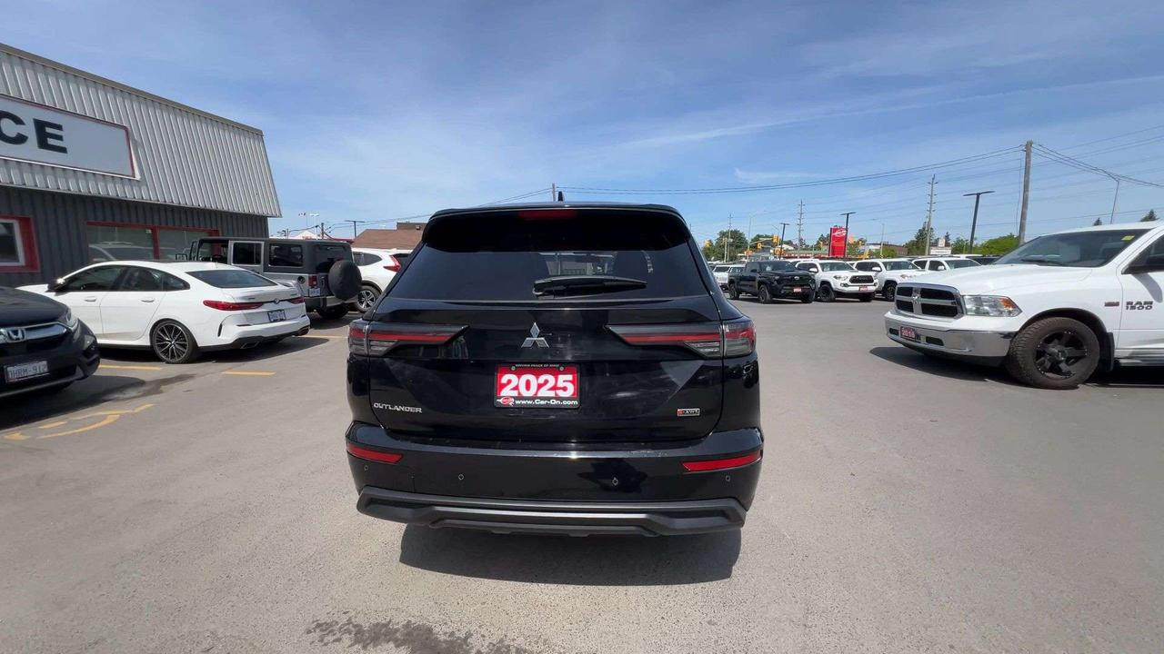 2025 Mitsubishi Outlander AWD | 7-PASS | HTD SEATS | CARPLAY | BLIND SPOT Photo