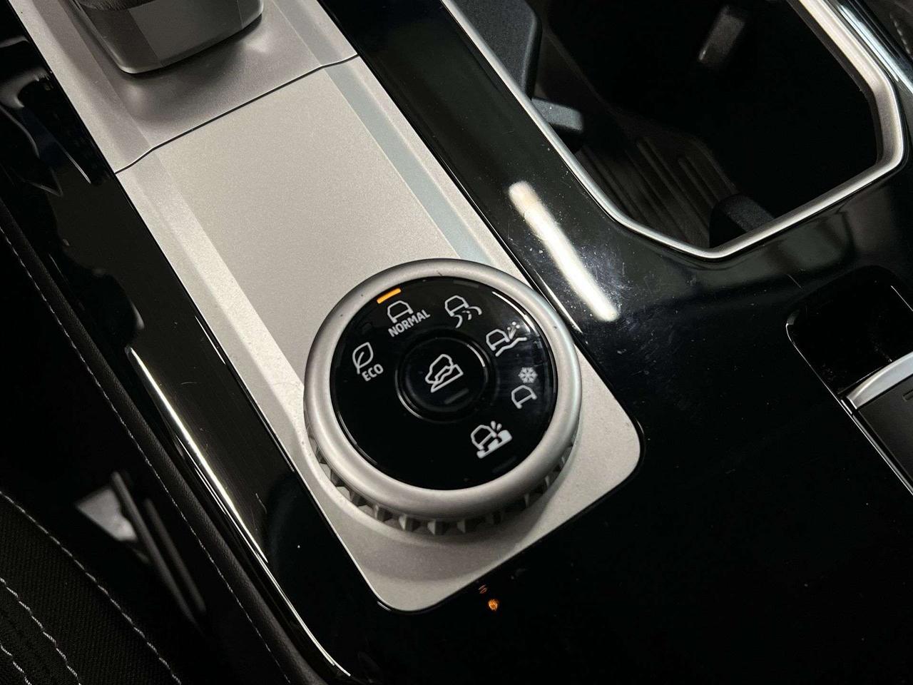 2025 Mitsubishi Outlander AWD | 7-PASS | HTD SEATS | CARPLAY | BLIND SPOT Photo