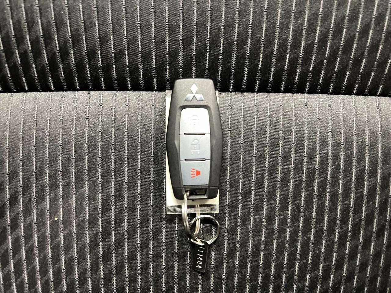 2025 Mitsubishi Outlander AWD | 7-PASS | HTD SEATS | CARPLAY | BLIND SPOT Photo