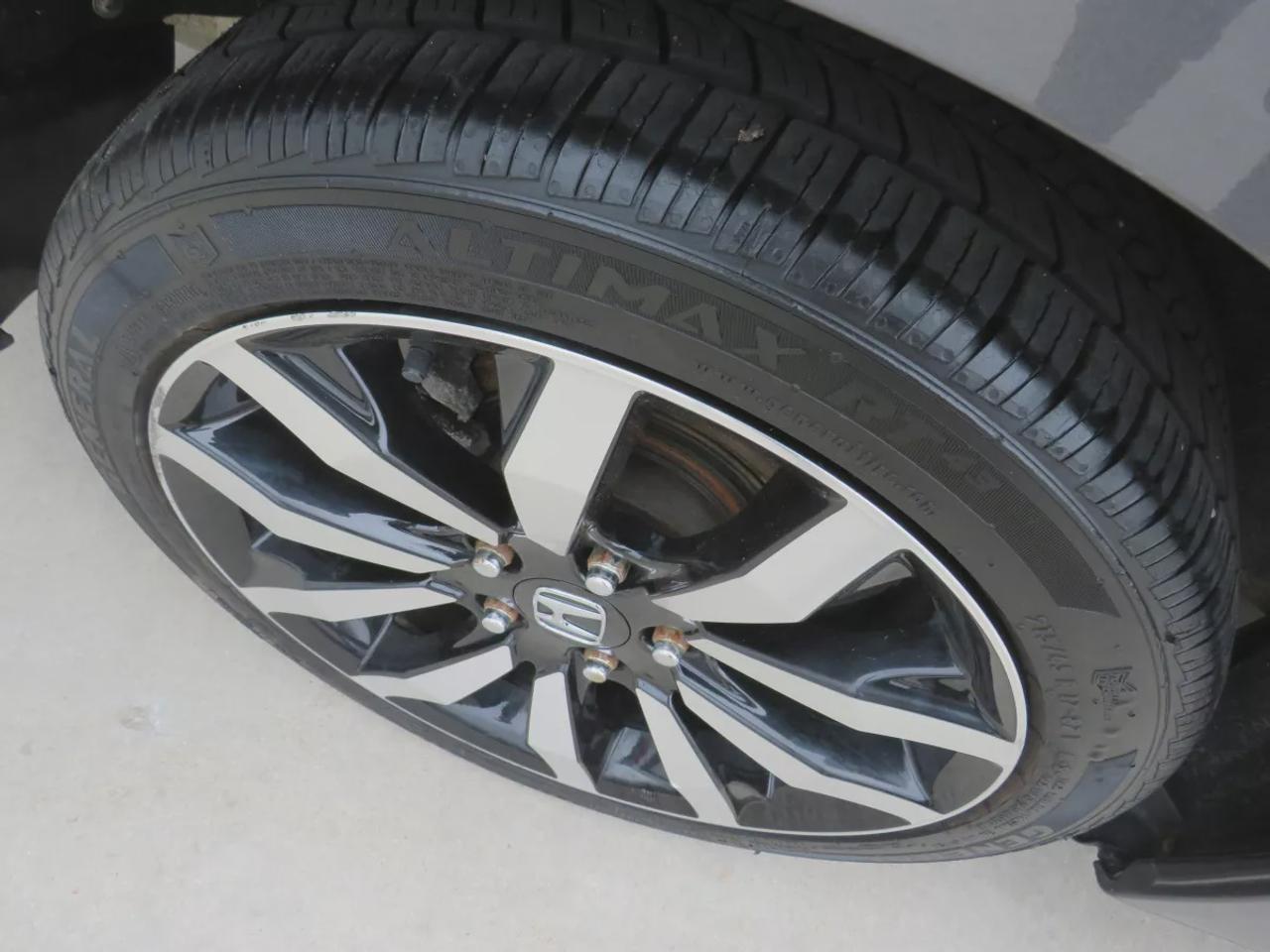 2014 Honda Civic Sedan Touring | Low KM!! | Alloy Rims | Leather | Sunroof | Navigation | Digital Touchscreen | CD Player | Reverse Camera | Photo