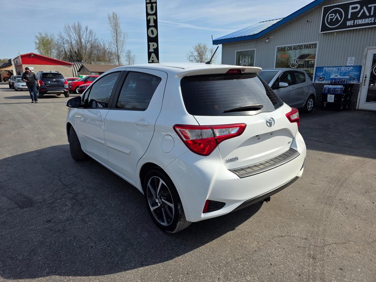 2018 Toyota Yaris SE Photo2
