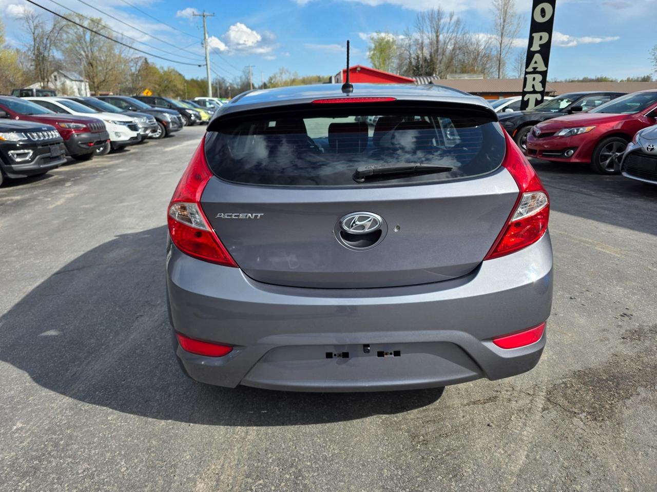 2016 Hyundai Accent SE Photo3