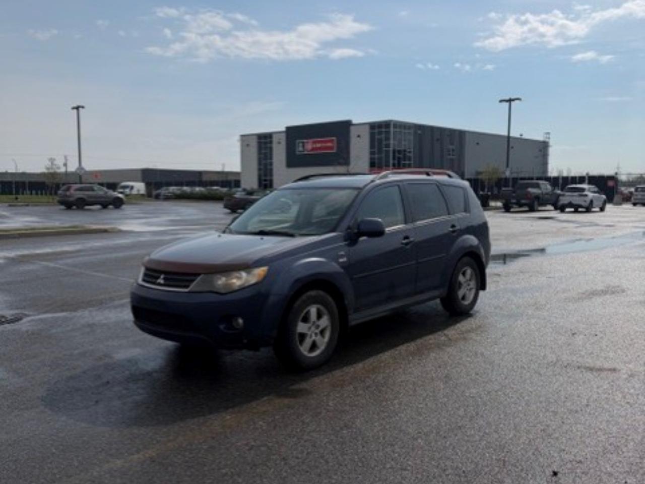 la voiture roule tres bien avec son v6 fiable et son awd parfait pour lhiver le seul point negatif ces que le vehicule a une perte dechappement