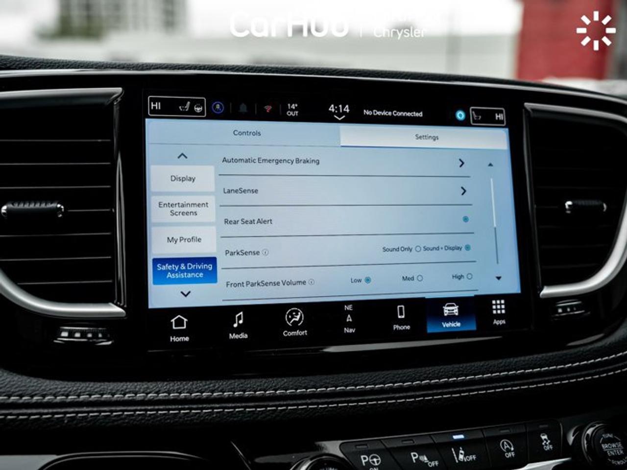 2024 Chrysler Pacifica Limited Panoroof Uconnect family theater system Harman Kardon Audio Photo