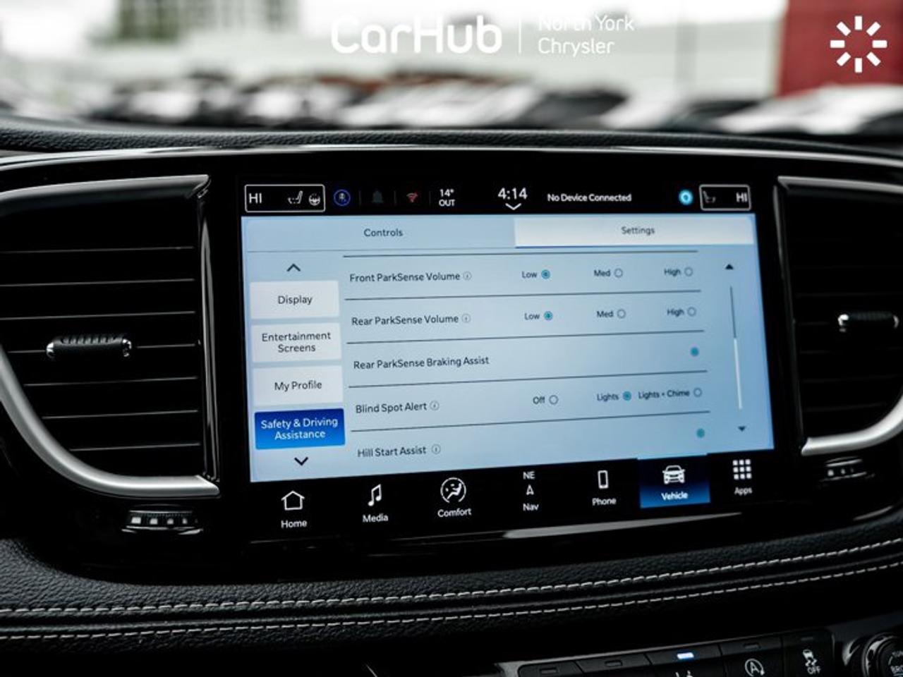 2024 Chrysler Pacifica Limited Panoroof Uconnect family theater system Harman Kardon Audio Photo