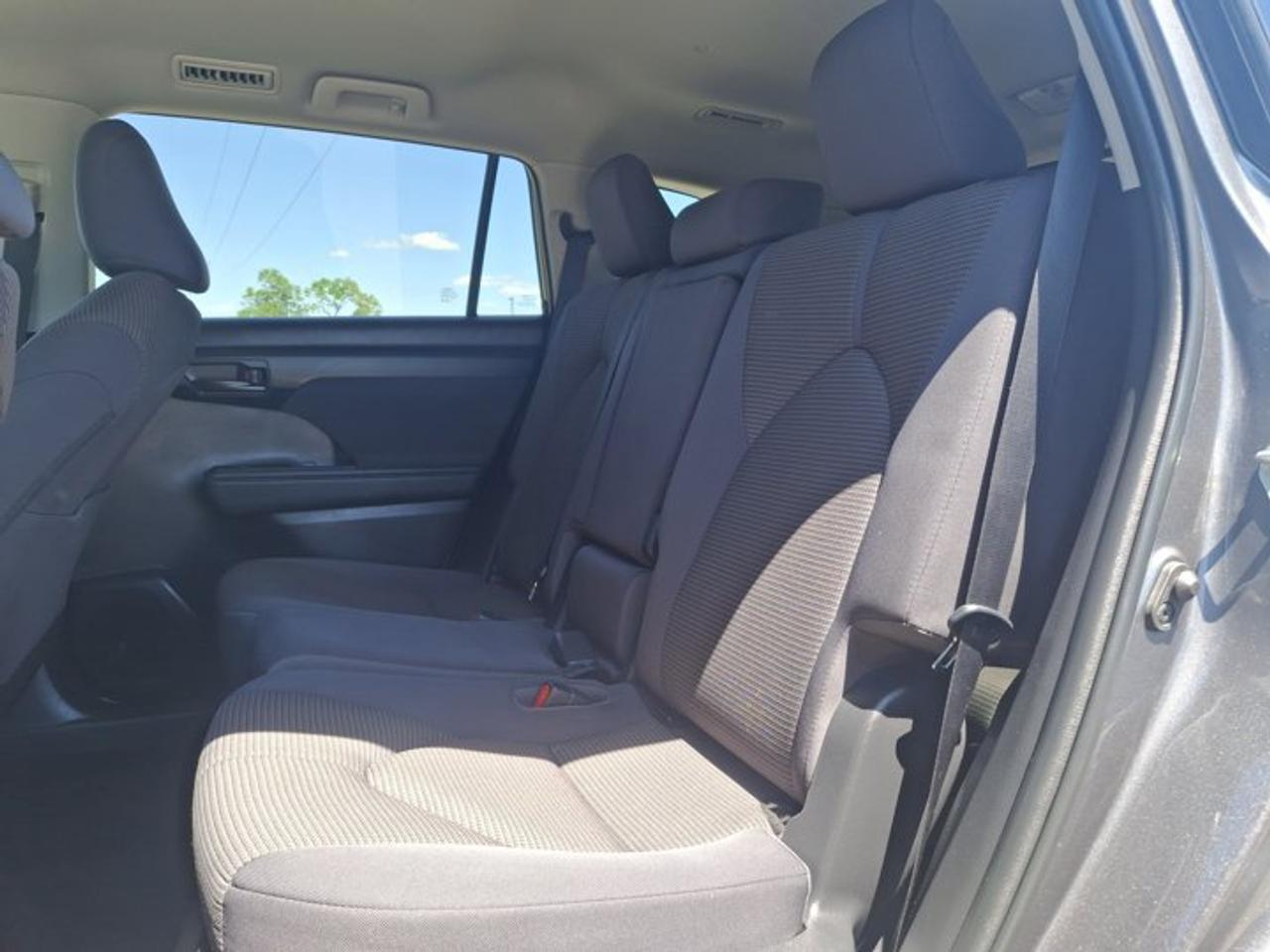 2023 Toyota Highlander LE AWD | Radar Cruise | Heated Seats | Power Seat | CarPlay + Android | Rear Camera | and More ! Photo