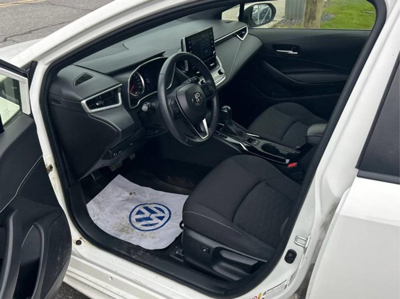 2020 Toyota Corolla Hatchback SE | Heated Seats | Blind Spot Monitor | Toyota Safety Sense | Carplay + Android Auto | and More ! Photo