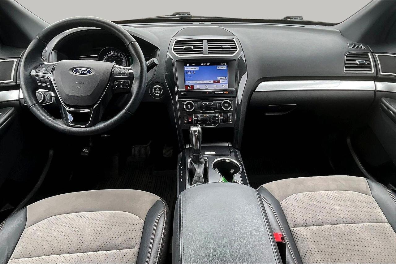 2017 Ford Explorer XLT Photo3