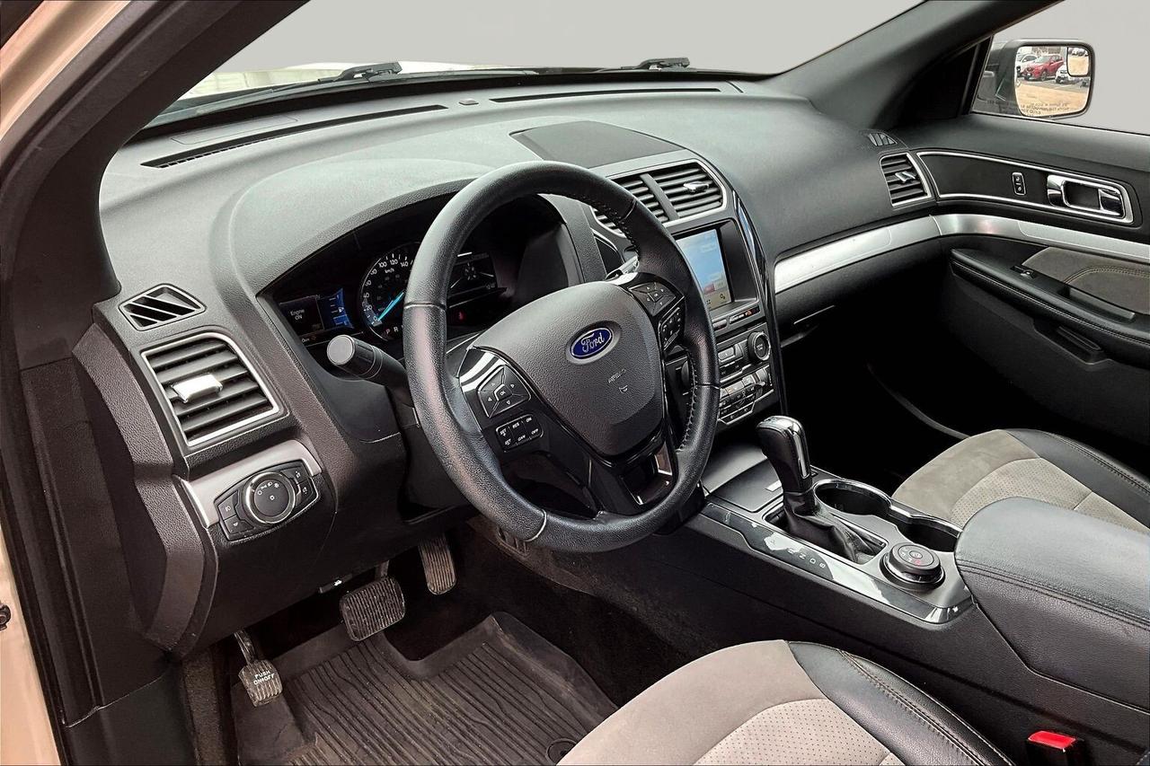 2017 Ford Explorer XLT Photo