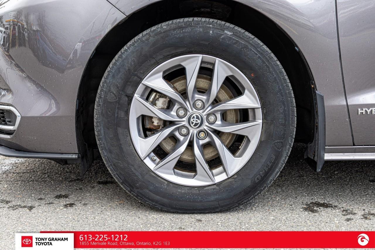 2021 Toyota Sienna XLE 8-Passenger Photo