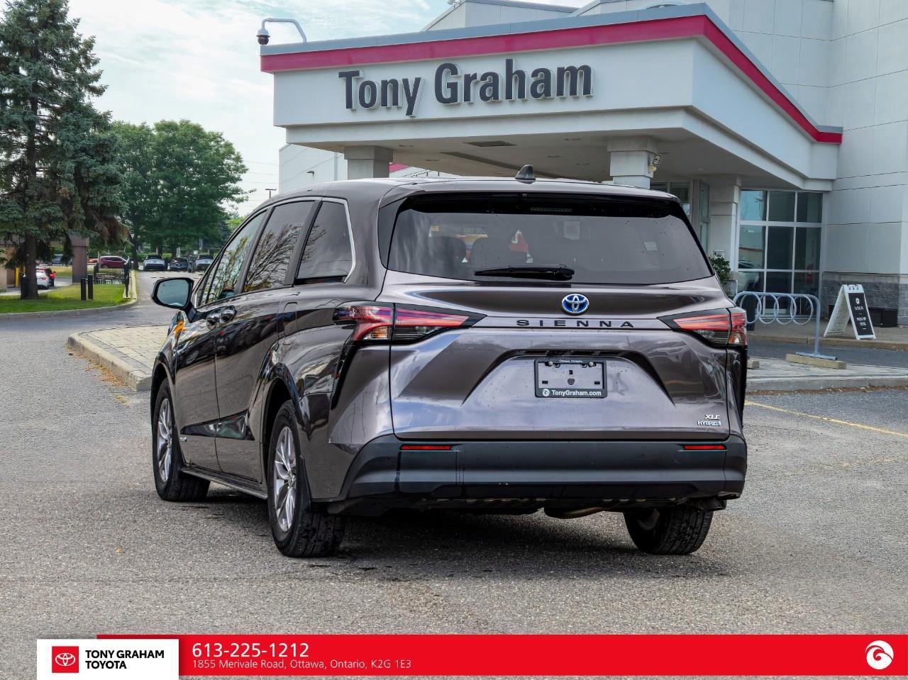 2021 Toyota Sienna XLE 8-Passenger Photo