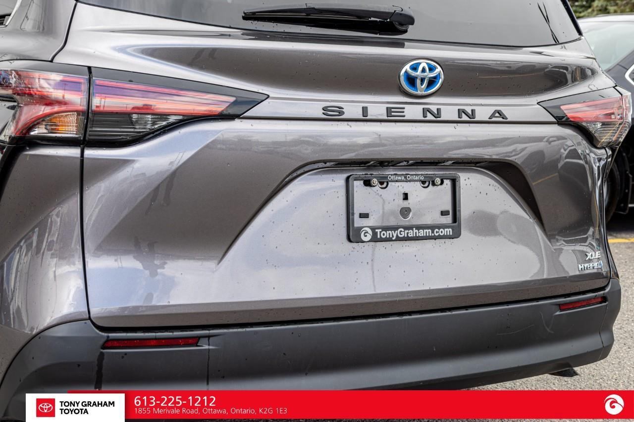 2021 Toyota Sienna XLE 8-Passenger Photo