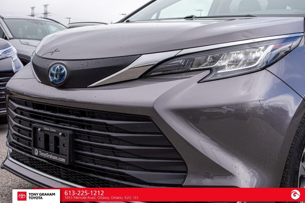 2021 Toyota Sienna XLE 8-Passenger Photo