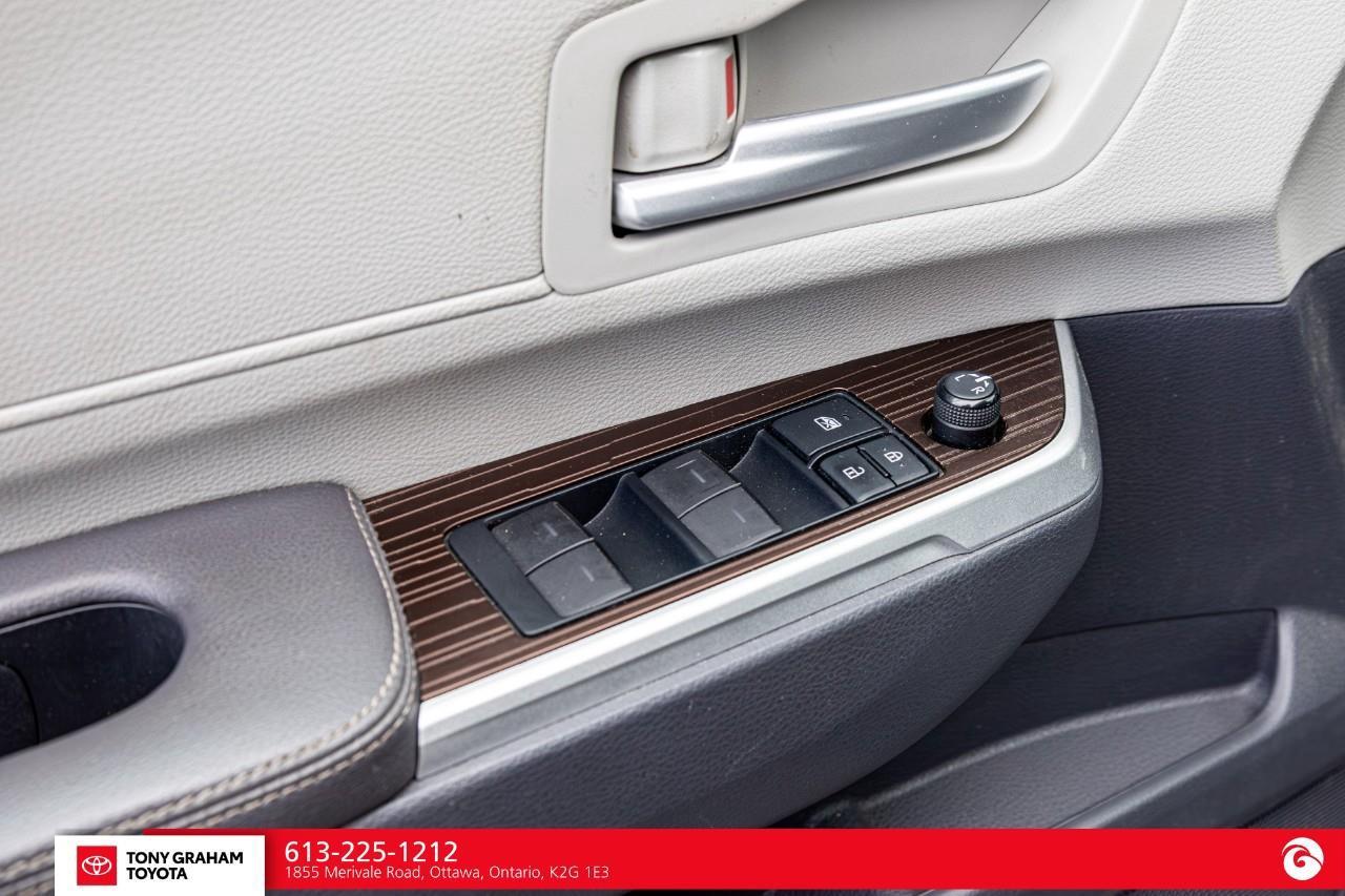 2021 Toyota Sienna XLE 8-Passenger Photo