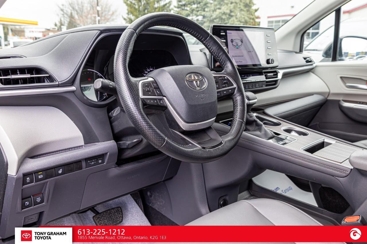 2021 Toyota Sienna XLE 8-Passenger Photo