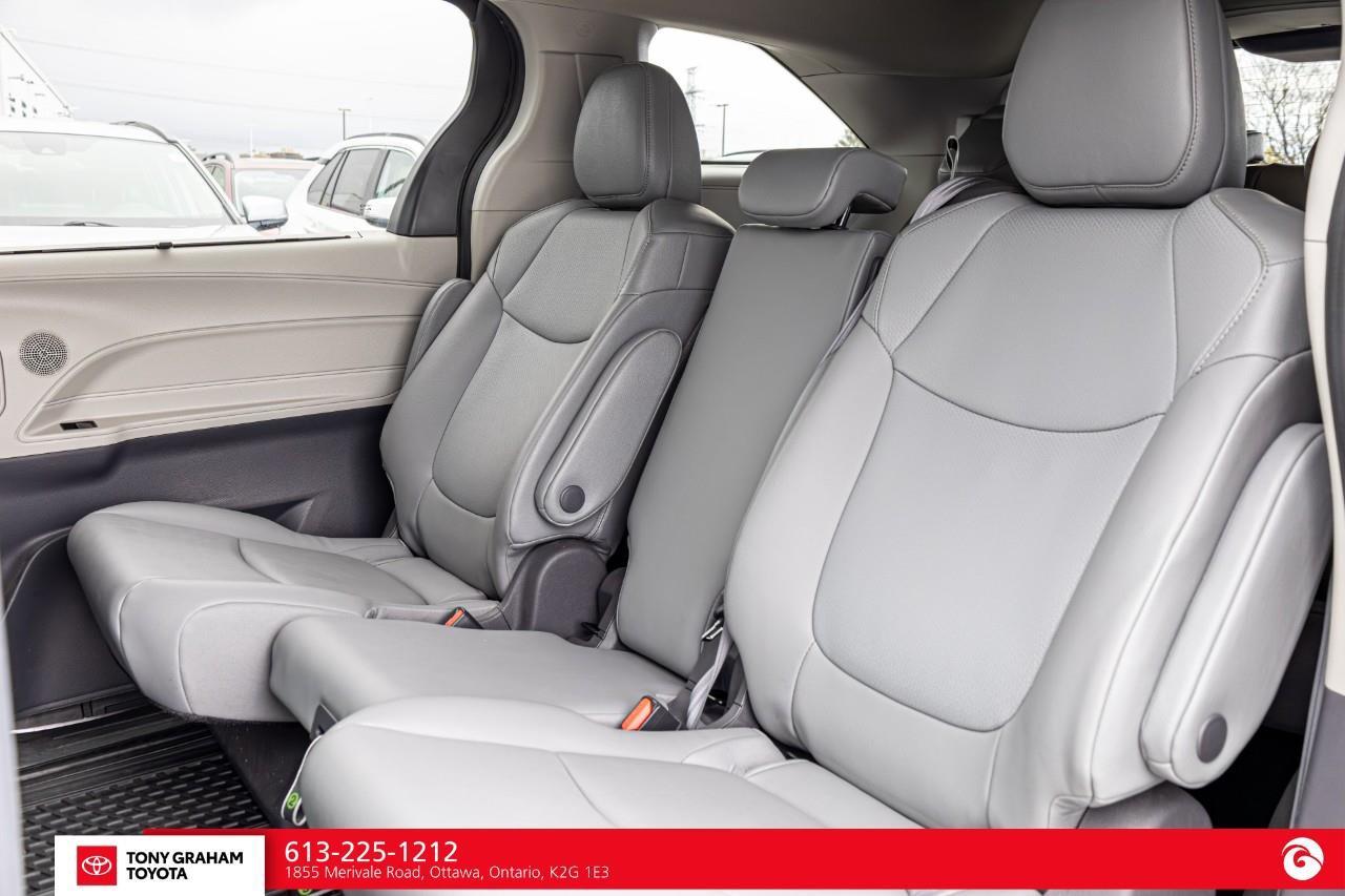2021 Toyota Sienna XLE 8-Passenger Photo