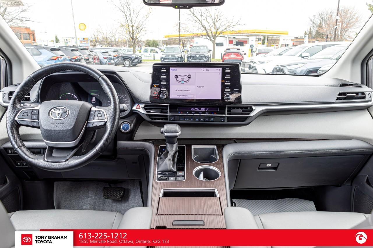 2021 Toyota Sienna XLE 8-Passenger Photo