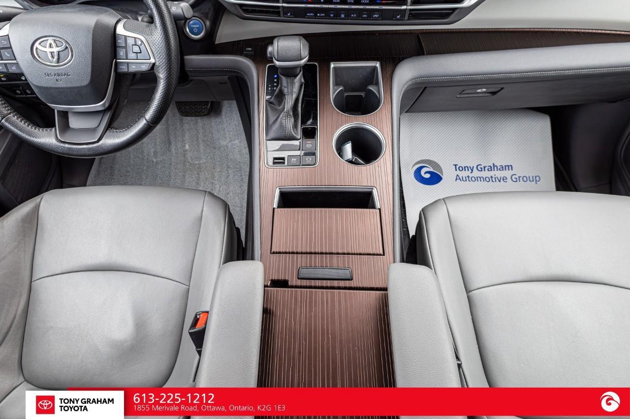 2021 Toyota Sienna XLE 8-Passenger Photo