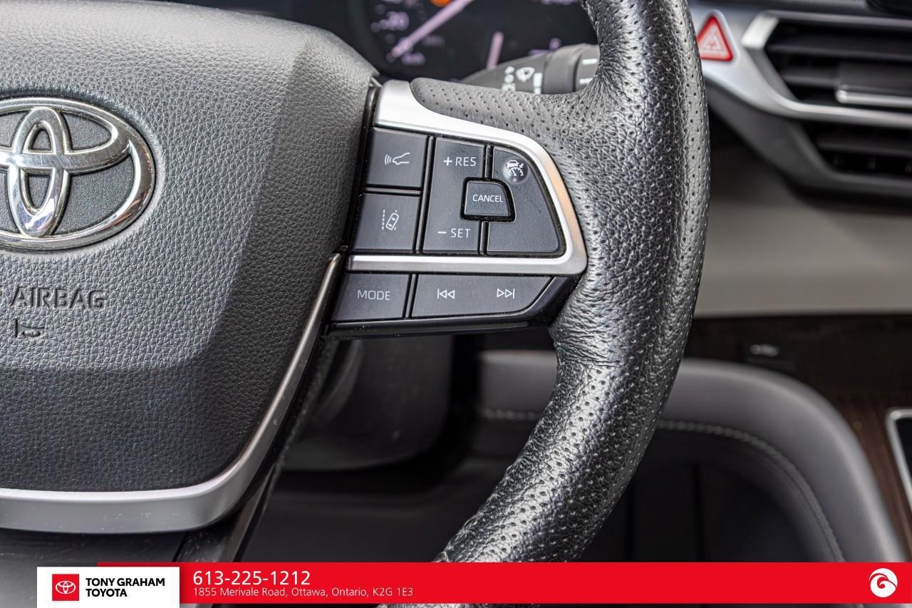 2021 Toyota Sienna XLE 8-Passenger Photo