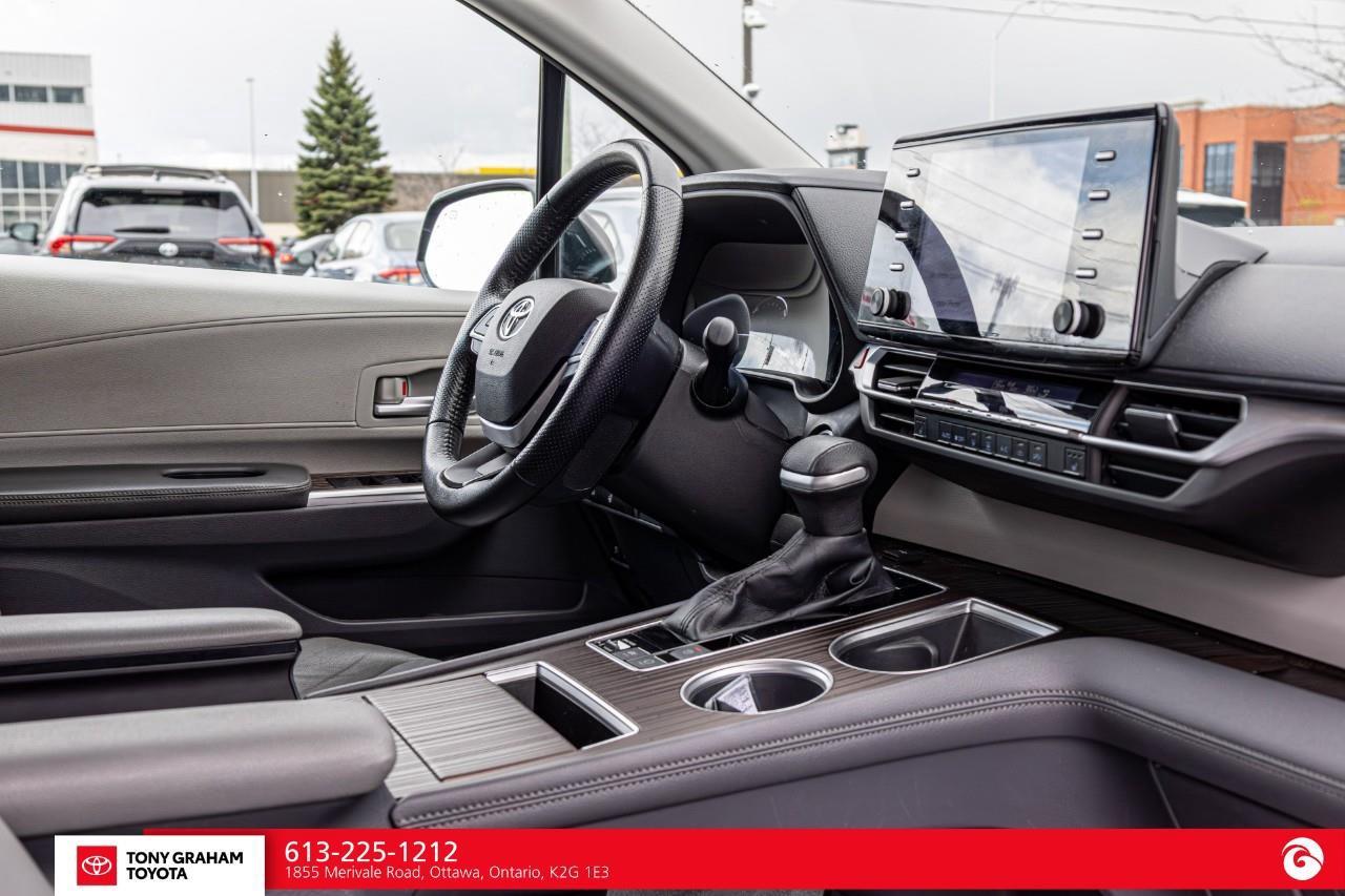 2021 Toyota Sienna XLE 8-Passenger Photo