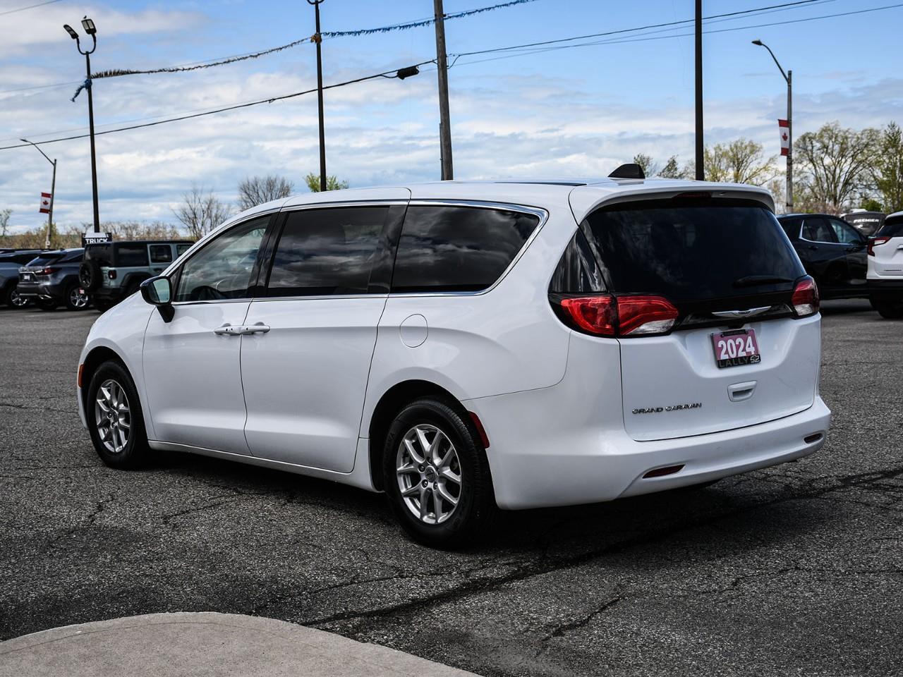 2024 Dodge Grand Caravan SXT Photo3