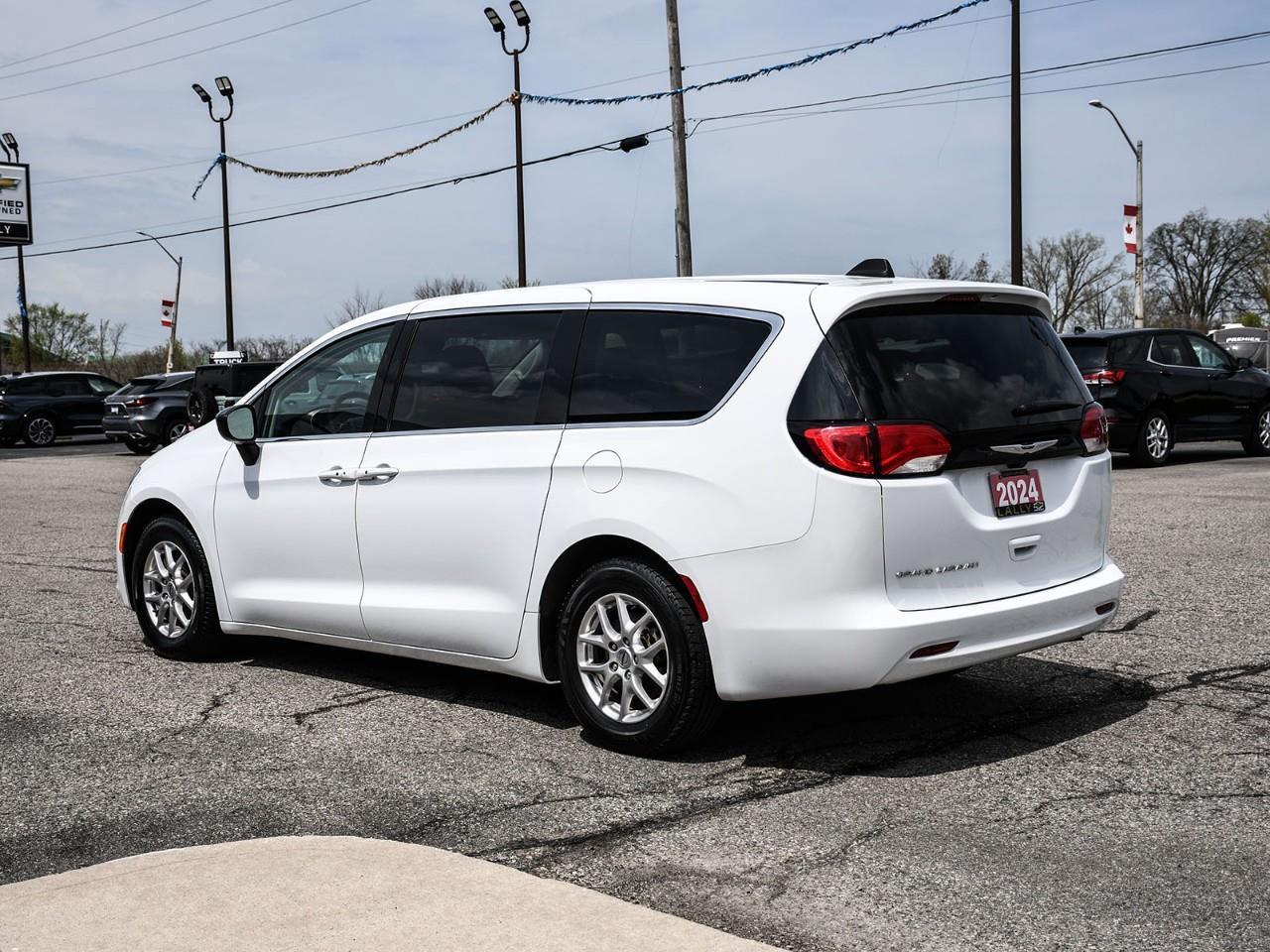 2024 Dodge Grand Caravan SXT Photo3