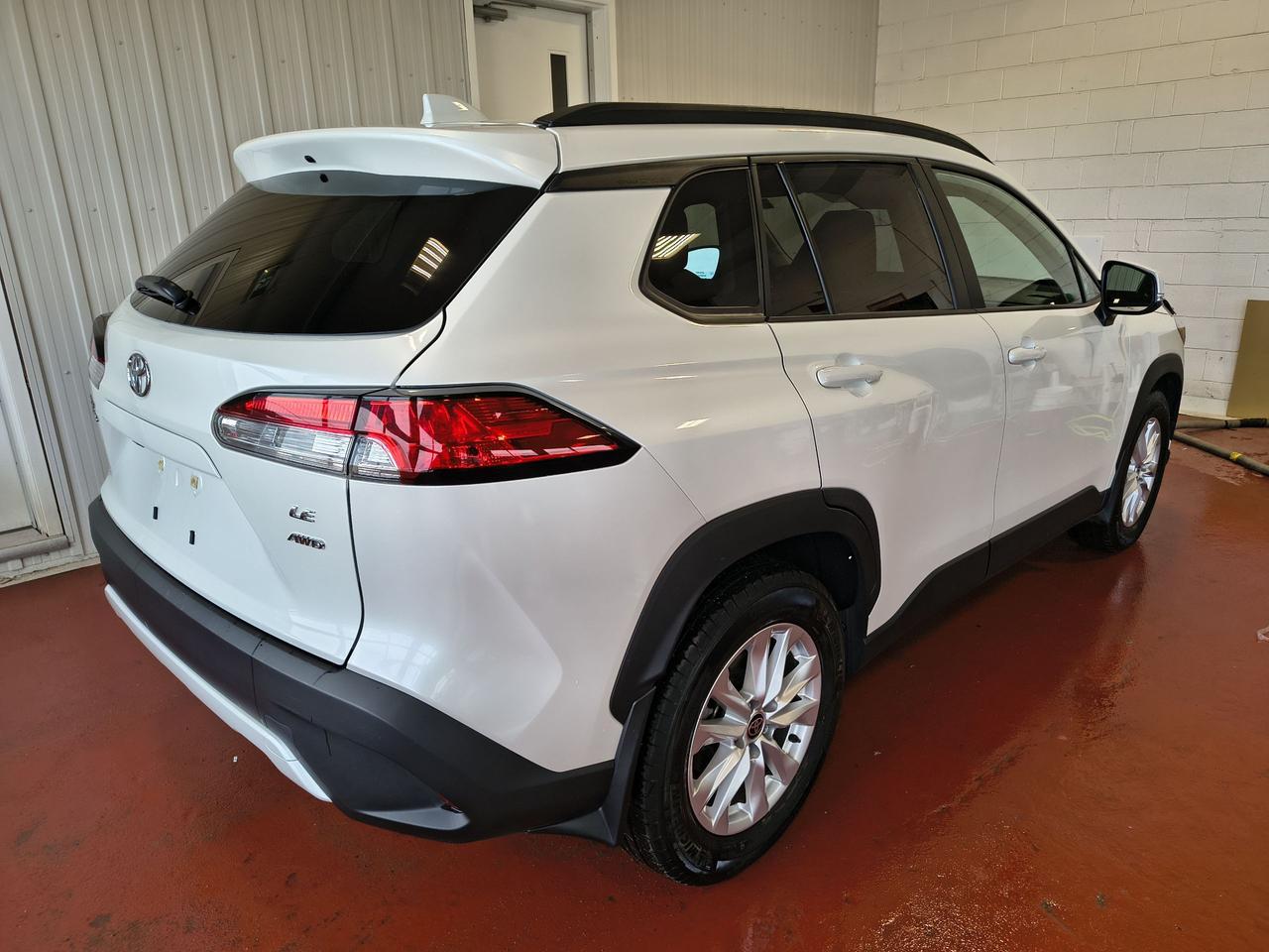 2023 Toyota Corolla Cross LE Photo0