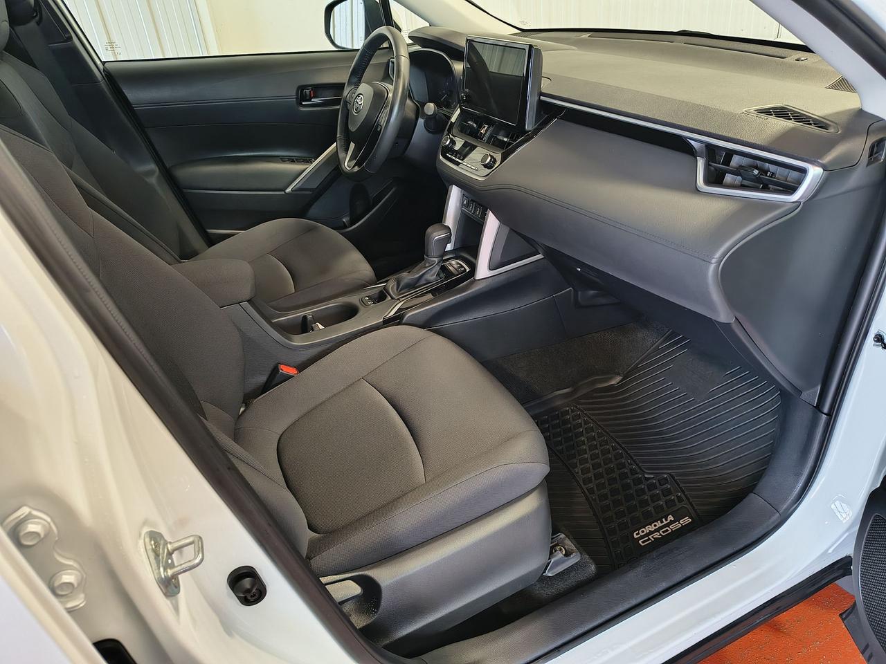 2023 Toyota Corolla Cross LE Photo0