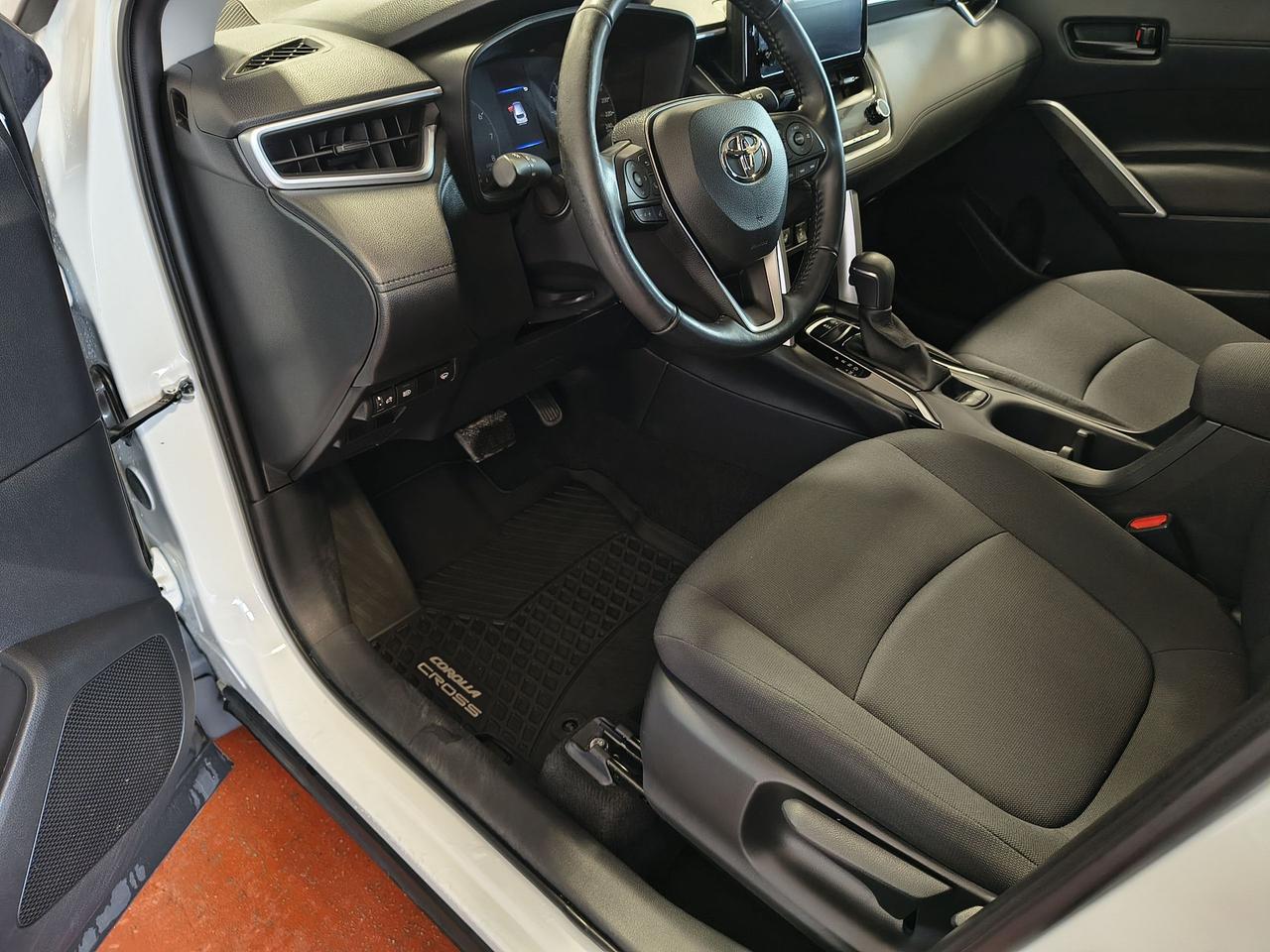 2023 Toyota Corolla Cross LE Photo0