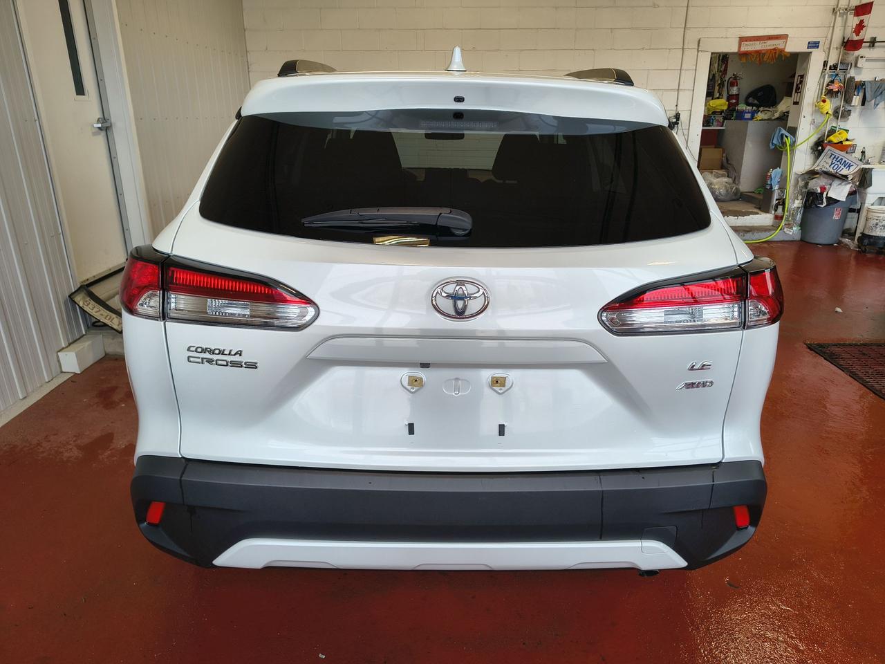 2023 Toyota Corolla Cross LE Photo0