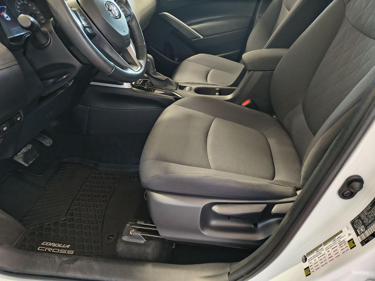 2023 Toyota Corolla Cross LE Photo0