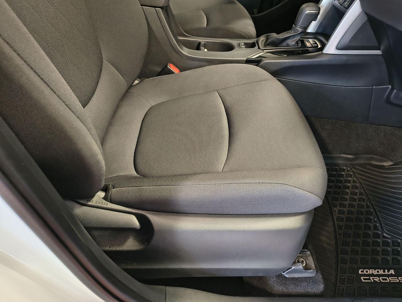 2023 Toyota Corolla Cross LE Photo0