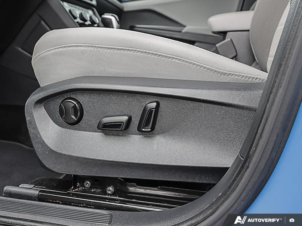 2024 Volkswagen Taos Comfortline, REMOTE START, PANO, H/SEATS & H/S.W Photo
